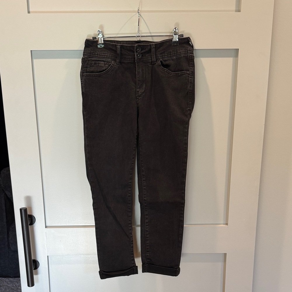 Wallflower Women's Slim Crop Black Capris
